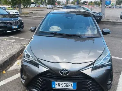 Usata Toyota Yaris Active 69 CV (50 kW) 2018 Bluazzurro Berlina