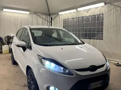 Usata Ford Fiesta 97 CV (71 kW) 2009 Bianco Berlina
