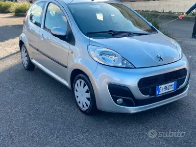 Usata Peugeot 107 68 CV (50 kW) 2014 Grigio Utilitaria