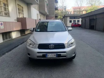 Usata Toyota RAV4 136 CV (100 kW) 2006 Argento SUV