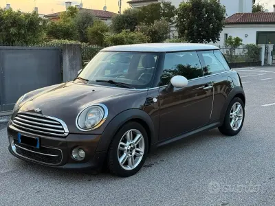 Usata Mini Cooper D 112 CV (82 kW) 2010 Marrone Utilitaria