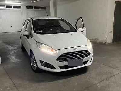 Usata Ford Fiesta 97 CV (71 kW) 2015 Bianco Utilitaria