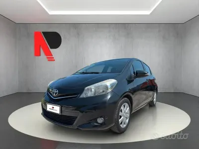 Usata Toyota Yaris Active 99 CV (72 kW) 2012 Nero Utilitaria