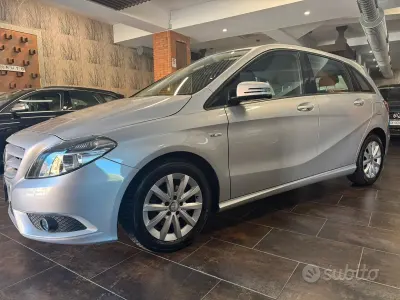 Usata Mercedes B180 Executive 109 CV (80 kW) 2012 Grigio Utilitaria