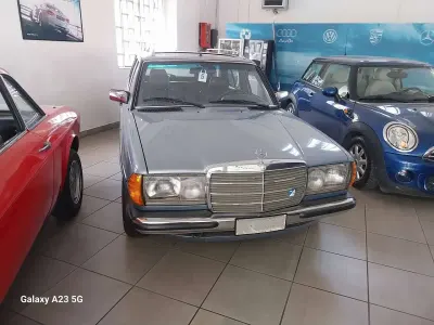 Usata Mercedes 200 109 CV (80 kW) 1985 Blu/azzurro Station wagon
