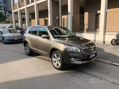 Usata Toyota RAV4 158 CV (116 kW) 2011 Marrone SUV