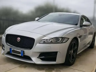 Usata Jaguar XF R-Sport 241 CV (177 kW) 2018 Argento Berlina