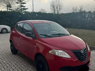 Usata Lancia Ypsilon 85 CV (62 kW) 2015 Rosso Utilitaria