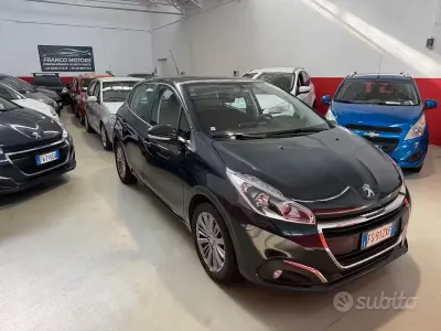 Usata Peugeot 208 Active 83 CV (61 kW) 2018 Grigio Utilitaria