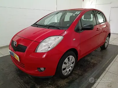 Begagnad Toyota Yaris Sol 69 HK (50 kW) 2007 Röd Halvkombi