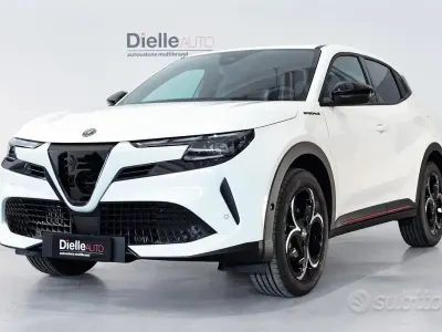 Nuova Alfa Romeo Junior Edizione Speciale 145 CV (106 kW) 2025 Vernice pastello bianco sempio SUV