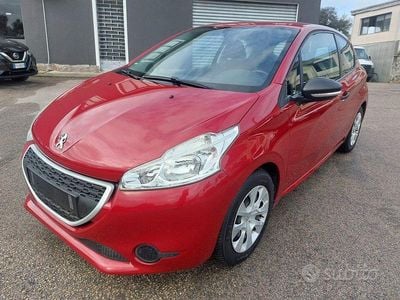 Usata Peugeot 208 68 CV (50 kW) 2014 Bordeaux Utilitaria