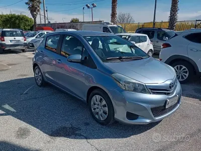 Usata Toyota Yaris Active 69 CV (50 kW) 2012 Blu Utilitaria
