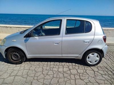 Usata Toyota Yaris 75 CV (55 kW) 2002 Grigio Utilitaria