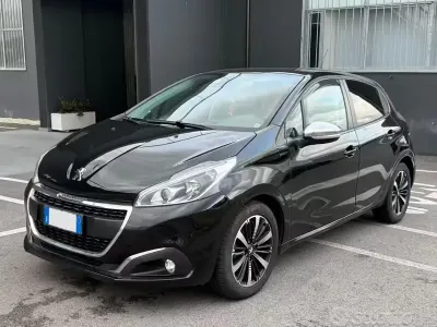 Usata Peugeot 208 Signature Sky 83 CV (61 kW) 2019 Nero Utilitaria
