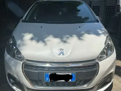 Usata Peugeot 208 Signature Sky 83 CV (61 kW) 2019 Bianco Utilitaria