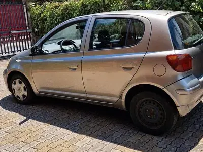 Usata Toyota Yaris 87 CV (63 kW) 2003 Grigio Utilitaria