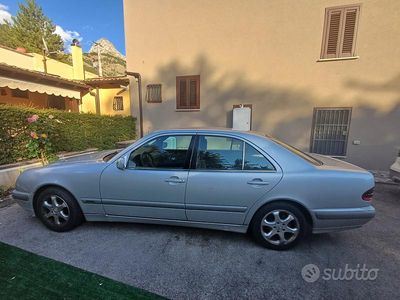 Usata Mercedes E220 Avantgarde 143 CV (105 kW) 2001 Grigio Berlina