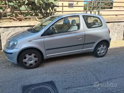 Usata Toyota Yaris 68 CV (50 kW) 2000 Grigio Berlina