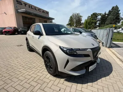 Usata Alfa Romeo Junior 136 CV (100 kW) 2025 Beige SUV