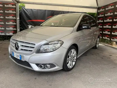 Usata Mercedes B180 109 CV (80 kW) 2012 Grigio Utilitaria