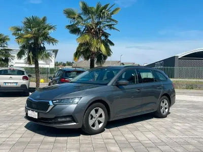 Usata Skoda Octavia Executive 116 CV (85 kW) 2022 Grigio Station wagon