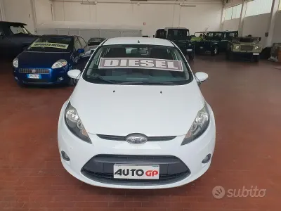 Usata Ford Fiesta 68 CV (50 kW) 2011 Bianco Berlina