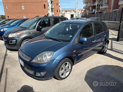 Usata Ford Fiesta Ghia 68 CV (50 kW) 2006 Blu Utilitaria