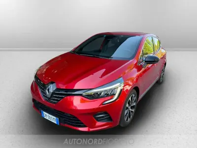 Käytetty Renault Clio V Techno 145 HP (106 kW) 2023 Punainen Sedan