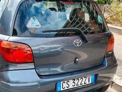 Usata Toyota Yaris 65 CV (47 kW) 2004 Grigio Berlina