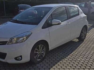 Usata Toyota Yaris Lounge 90 CV (66 kW) 2014 Bianco Berlina