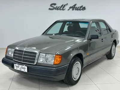 Usata Mercedes 200 122 CV (89 kW) 1986 Grigio Berlina