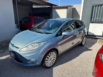 Usata Ford Fiesta Titanium 82 CV (60 kW) 2010 Grigio Utilitaria