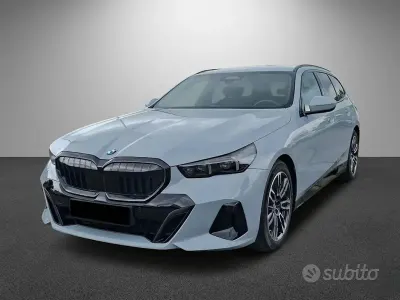 Usado BMW 520 M Sport 197 HP (144 kW) 2025 Cinzento Carrinha