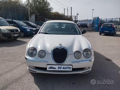 Usata Jaguar S-Type S 298 CV (219 kW) 2002 Bianco Berlina