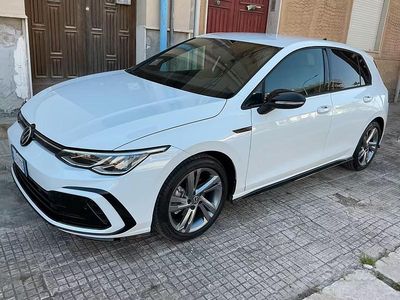 Begagnad VW Golf VIII R-line 149 HK (109 kW) 2022 Vit Sedan