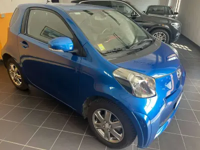 Usata Toyota iQ Lounge 68 CV (50 kW) 2012 Blu/azzurro Utilitaria