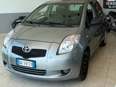 Usata Toyota Yaris Sol 90 CV (66 kW) 2007 Grigio Utilitaria