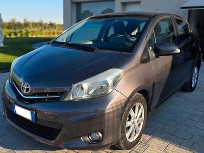 Usata Toyota Yaris Lounge 69 CV (50 kW) 2012 Grigio Utilitaria