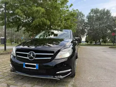 Käytetty Mercedes B200 156 HP (114 kW) 2014 Musta Tila-auto