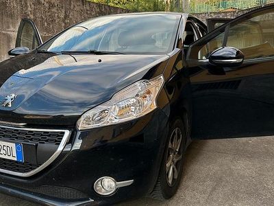 Usata Peugeot 208 Allure 68 CV (50 kW) 2014 Nero Utilitaria
