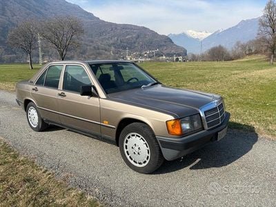 Usata Mercedes 190 89 CV (65 kW) 1988 Marrone Berlina