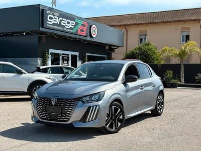 Usata Peugeot 208 Allure 101 CV (74 kW) 2024 Argento Utilitaria
