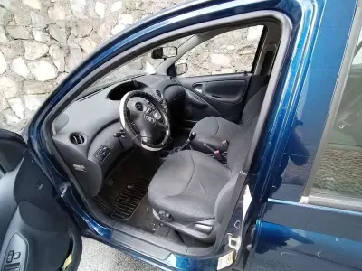 Usata Toyota Yaris 75 CV (55 kW) 2005 Blu/azzurro Utilitaria