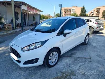 Usata Ford Fiesta 75 CV (55 kW) 2014 Bianco Utilitaria
