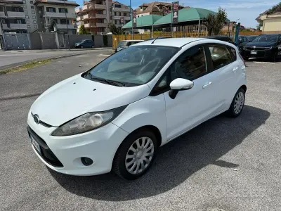 Usata Ford Fiesta 70 CV (51 kW) 2011 Bianco Berlina