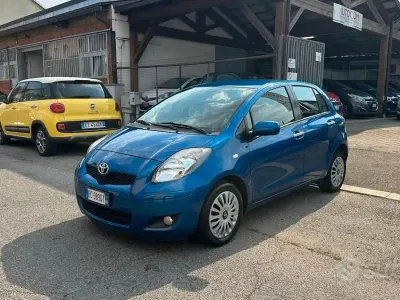 Usata Toyota Yaris Sol 100 CV (73 kW) 2011 Bluazzurro Utilitaria