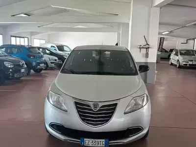 Usado Lancia Ypsilon Silver 69 HP (50 kW) 2015 Cinzento Citadino
