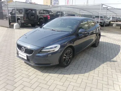 Usata Volvo V40 Momentum 190 CV (139 kW) 2017 Grigio blu Berlina