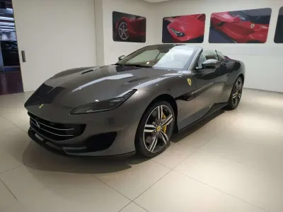 Usata Ferrari Portofino 600 CV (441 kW) 2020 Argento Cabrio